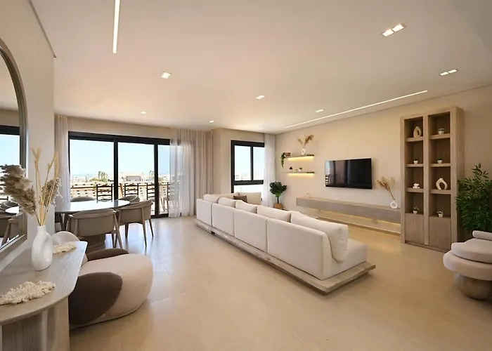 Stunning 3 Bd Penthouse With Private Pool - Apartment *