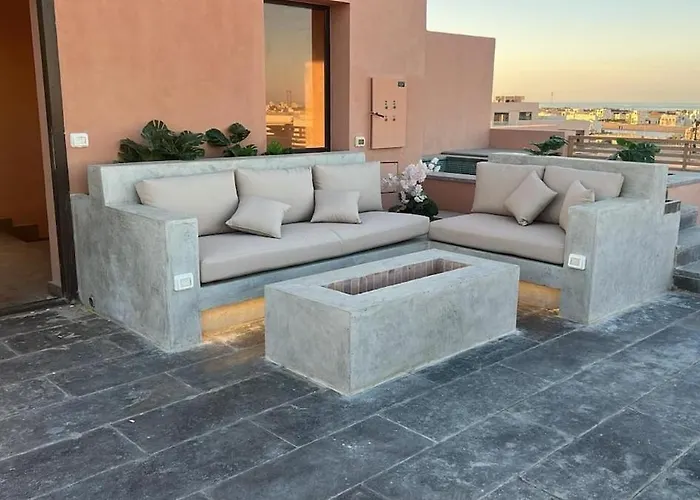 Stunning 3 Bd Penthouse With Private Pool -
