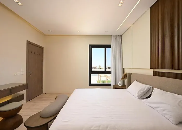 Stunning 3 Bd Penthouse With Private Pool - Apartment *