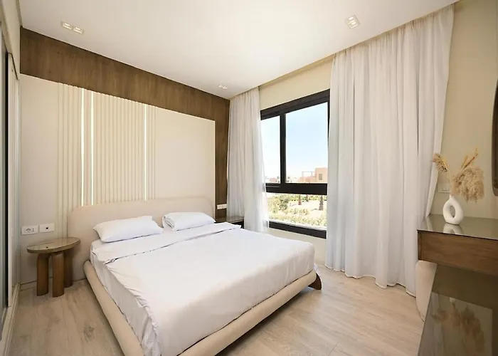Stunning 3 Bd Penthouse With Private Pool - *