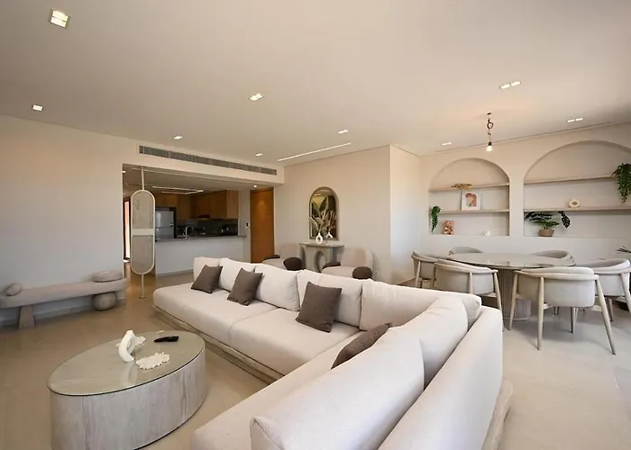 Stunning 3 Bd Penthouse With Private Pool - Apartment *