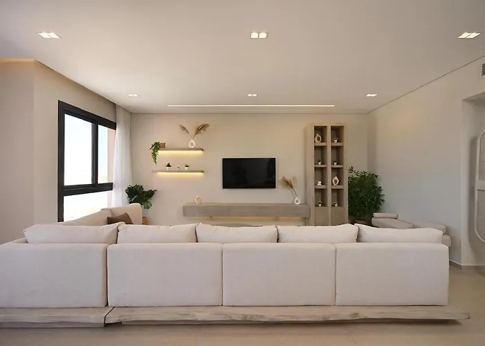 Stunning 3 Bd Penthouse With Private Pool - Apartment *
